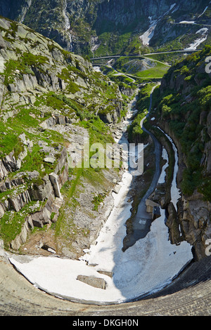 Mur de barrage du lac de Grimsel, Oberland Bernois, Suisse Banque D'Images