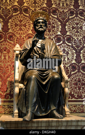 La statue en bronze de Saint Pierre tenant les clés, attribué à Arnolfo di Cambio dans la Basilique de Saint Pierre - Rome, Italie Banque D'Images