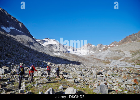 Les alpinistes en Pitztal en route pour Sexegertenferner, Tyrol, Autriche Banque D'Images