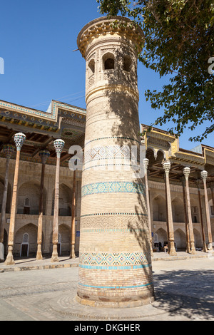 Minaret pour la mosquée Bolo Hauz, également connu sous le nom de la mosquée Bolo Khauz, Boukhara, Ouzbékistan Banque D'Images