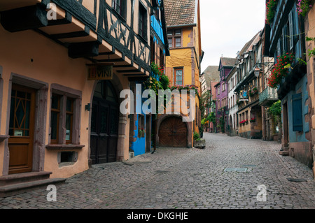 Elk213-2263 France, Alsace, Riquewihr, Rue Général de Gaule de maisons à colombages Banque D'Images