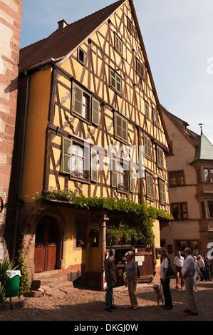 Elk213-2277v France, Alsace, Riquewihr, Rue Général de Gaule avec maison à colombages Banque D'Images