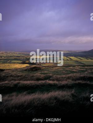 Royaume-uni, West Yorkshire, vue depuis le bord supérieur vers Hade Holmfirth. Banque D'Images