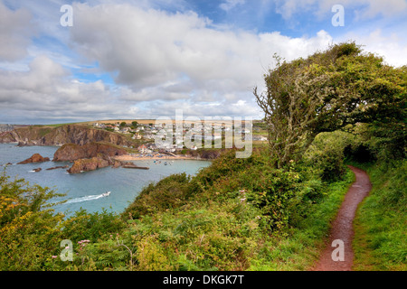 Regardant vers la célèbre station balnéaire de Hope Cove, Devon, Angleterre. Banque D'Images