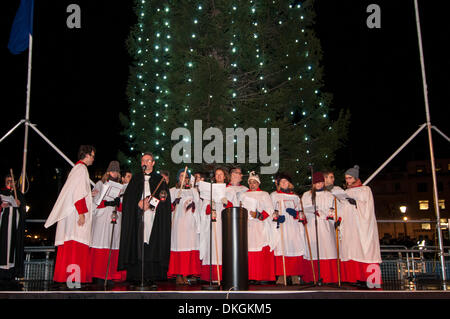 Trafalgar Square, Londres, Royaume-Uni, 5 décembre 2013. Le choeur de St Martin-in-the-Fields effectuer lors de l'assemblée annuelle de l'éclairage de l'arbre de Noël de Trafalgar Square. L'arbre est donné par la Ville d'Oslo pour la population de Londres chaque année en signe de gratitude pour le soutien britannique pendant la Seconde Guerre mondiale. Crédit : Stephen Chung/Alamy Live News Banque D'Images