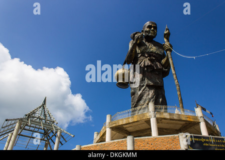 Luang Pu Thuat statue en wat Maetakrai Banque D'Images