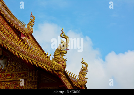 Style de toit de temple thaïlandais qui décorent avec naga et fond de ciel bleu Banque D'Images