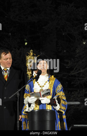 Londres, Royaume-Uni. 5 décembre 2013. Le maire de la ville de Westminster, la Rcbd Sarah Richardson le chant à l'arbre de Noël de Trafalgar Square Cérémonie d'éclairage. Crédit : Michael Preston/Alamy Live News Banque D'Images