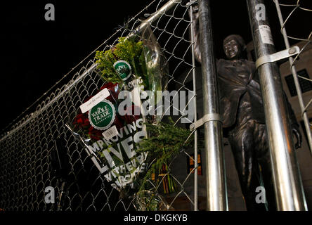 Washington DC, USA. 5 déc, 2013. Les fleurs sont vus à l'extérieur de l'ambassade d'Afrique du Sud à Washington, les États-Unis d'Amérique, à la suite de la mort de Nelson Mandela, 5 décembre 2013. L'ancien président sud-africain Nelson Mandela est décédé à l'âge de 95 ans Jeudi, le président Jacob Zuma a annoncé dans un discours télévisé à la nation. Credit : Fang Zhe/Xinhua/Alamy Live News Banque D'Images