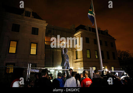 Washington DC, USA. 5 déc, 2013. Les journalistes se réunissent à l'extérieur de l'ambassade d'Afrique du Sud à Washington, les États-Unis d'Amérique, à la suite de la mort de Nelson Mandela, 5 décembre 2013. L'ancien président sud-africain Nelson Mandela est décédé à l'âge de 95 ans Jeudi, le président Jacob Zuma a annoncé dans un discours télévisé à la nation. Credit : Fang Zhe/Xinhua/Alamy Live News Banque D'Images