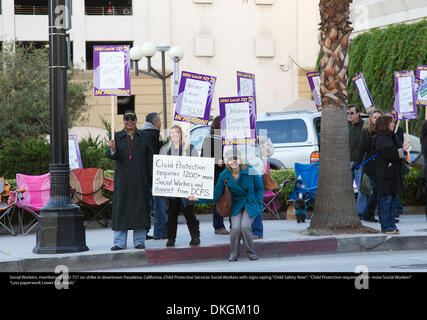 Pasadena, Californie, USA. 5 décembre 2013. Les travailleurs sociaux en grève à Pasadena en Californie le 5 décembre 2013 Crédit : Richard Mittleman/Gon2Foto/Alamy Live News Banque D'Images