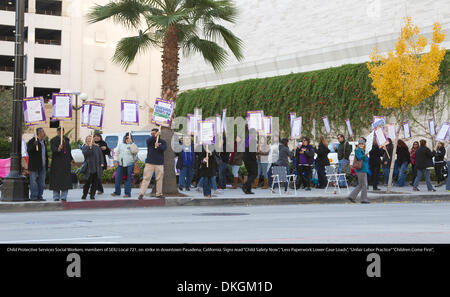 Pasadena, Californie, USA. 5 décembre 2013. Les travailleurs sociaux en grève à Pasadena en Californie le 5 décembre 2013 Crédit : Richard Mittleman/Gon2Foto/Alamy Live News Banque D'Images