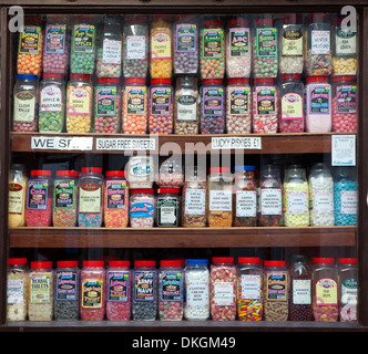 Polperro, Cornwall, UK - 26 août 2013 : Pots de bonbons affiche dans une vitrine sucrés traditionnels. Banque D'Images