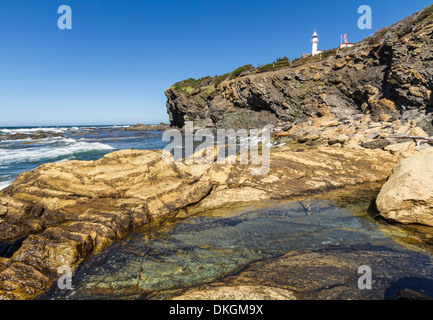 Un bassin de marée sous les falaises de Lobster Cove Head dans le parc national du Gros-Morne près de Rocky Harbour, Terre-Neuve Banque D'Images