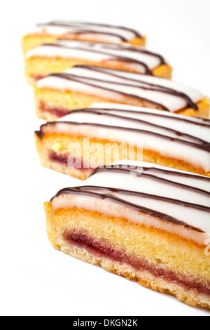 Tranches de Bakewell cerise sur un fond blanc. Banque D'Images