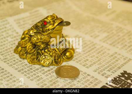 Crapaud de l'argent chinois sur la tenue de journaux albanais Lek cinq coins (TOUS) Banque D'Images