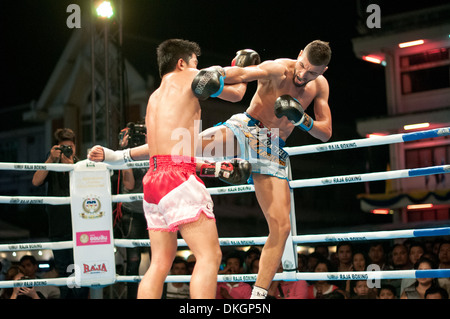 Boxeur thaï kicks son adversaire dans l'anniversaire du roi Max Guerrier Muay Thai fight 2013 Banque D'Images