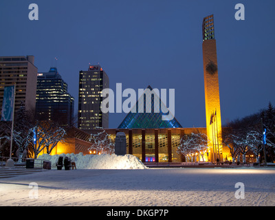 Une vue de la nuit de l'Hôtel de Ville d'Edmonton, Sir Winston Churchill Square et le centre-ville d'Edmonton en hiver. Edmonton, Alberta, Canada. Banque D'Images