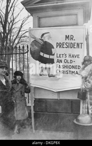 Les manifestants des femmes demandant l'amnistie politique devant la Maison Blanche - Le signe dit des manifestants, 'Mr. Le président, nous allons avoir un Noël à l'ancienne", et montre le Père Noël transportant un sac de cadeaux, y compris la Constitution, assemblage, d'une liberté d'expression et liberté de la presse. 1922 Banque D'Images