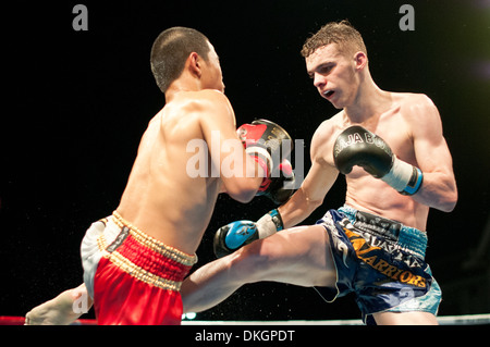 English Thai boxer coups de son adversaire dans un combat de boxe Thaï Banque D'Images