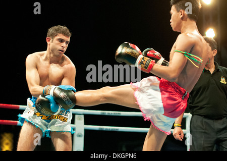 Boxeur thaï kicks son adversaire dans l'anniversaire du roi Max Guerrier Muay Thai fight 2013 Banque D'Images