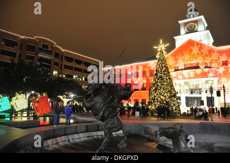 Sugar Land, Texas, USA. 5 décembre 2013. A 12 mètres de haut arbre de Noël est observée après la 11e Cérémonie annuelle d'illumination de l'arbre de Noël dans la région de Sugar Land, Texas, États-Unis, le 5 décembre 2013. (Xinhua/Zhang Yongxing/Alamy Live News) Banque D'Images