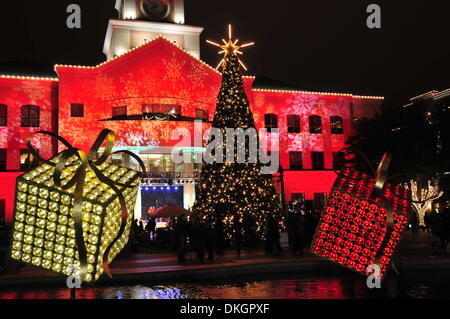 Sugar Land, Texas, USA. 5 décembre 2013. A 12 mètres de haut arbre de Noël est observée après la 11e Cérémonie annuelle d'illumination de l'arbre de Noël dans la région de Sugar Land, Texas, États-Unis, le 5 décembre 2013. (Xinhua/Zhang Yongxing/Alamy Live News) Banque D'Images