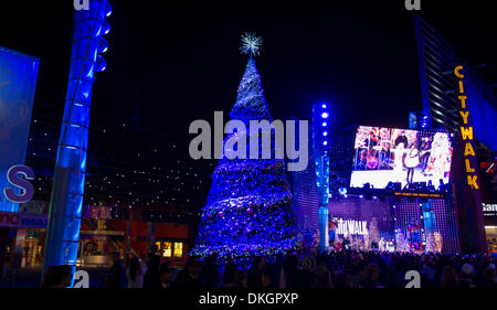 Los Angeles, USA. 5 décembre 2013. Un arbre de Noël est observée après une cérémonie à Universal Studios à Hollywood, Los Angeles, Californie, États-Unis, le 5 décembre 2013. (Xinhua/Yang Lei/Alamy Live News) Banque D'Images