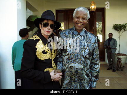 Photos de fichiers : 18 juillet, 1999 - Johannesburg, Afrique du Sud - MICHAEL JACKSON AVEC NELSON MANDELA à Mandela's 81e anniversaire. (Crédit Image : © Photos Globe/ZUMAPRESS. Banque D'Images
