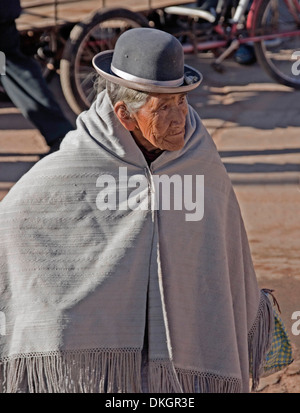 Les personnes âgées dame portant châle gris et chapeau melon dans village des Andes péruviennes de Moho, Amérique du Sud Banque D'Images