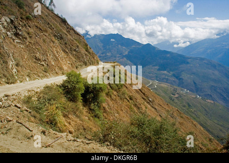 Étroites et sinueuses, haute route à travers les montagnes des Andes au Pérou avec des pics couverts de nuages dominant de profondes vallées et des pentes raides Banque D'Images