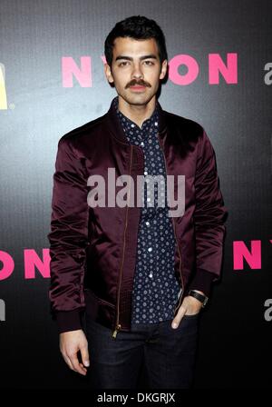 Los Angeles, CA, USA. 5 déc, 2013. Joe Jonas aux arrivées de Nylon Magazine Numéro de Décembre Célébration, Smashbox Studios West Hollywood, Los Angeles, CA le 5 décembre 2013. Credit : Emiley Schweich/Everett Collection/Alamy Live News Banque D'Images