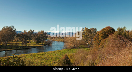 Murray River à travers des paysages boisés avec des pics enneigés des montagnes de neige sur horizon près de Corryong NSW Australie Banque D'Images