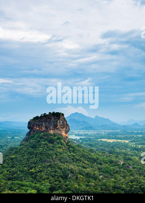 La forteresse du Rocher de Sigiriya, UNESCO World Heritage Site, vu de Pidurangala Rock, Sri Lanka, Asie Banque D'Images