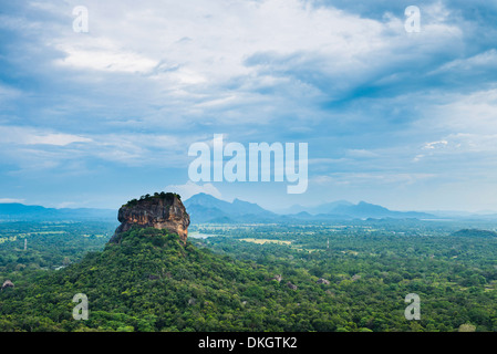 La forteresse du Rocher de Sigiriya, UNESCO World Heritage Site, vu de Pidurangala Rock, Sri Lanka, Asie Banque D'Images