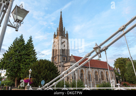 Marlow pont menant passé All Saints Church, Marlow, Buckinghamshire, Angleterre, Royaume-Uni, Europe Banque D'Images