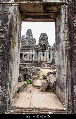 Tours face au temple Bayon à Angkor Thom, Angkor, Site du patrimoine mondial de l'UNESCO, la Province de Siem Reap, au Cambodge, en Asie du sud-est Banque D'Images