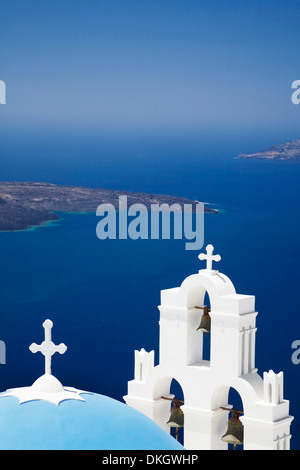 Église Saint Gerasimos avec dôme bleu donnant sur la mer Égée, Firostefani, Santorini, Cyclades, îles grecques, Grèce, Europe Banque D'Images