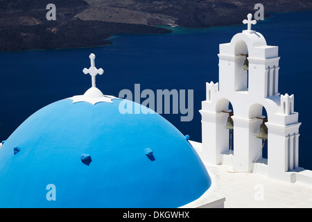Église Saint Gerasimos avec dôme bleu donnant sur la mer Égée, Firostefani, Santorini, Cyclades, îles grecques, Grèce, Europe Banque D'Images