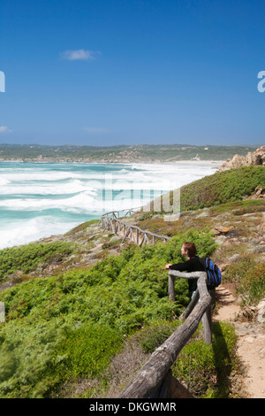 Femme à un chemin le long de la côte ouest à la plage de Rena Maiore, Sardaigne, Italie Banque D'Images