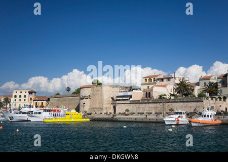 Port et mur de la ville, province de Sassari, Alghero, Sardaigne, Italie, Méditerranée, Europe Banque D'Images