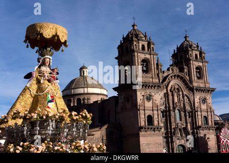 La fête du Corpus Christi, la plus importante fête religieuse au Pérou, qui a eu lieu à Cuzco, Pérou, Amérique du Sud Banque D'Images