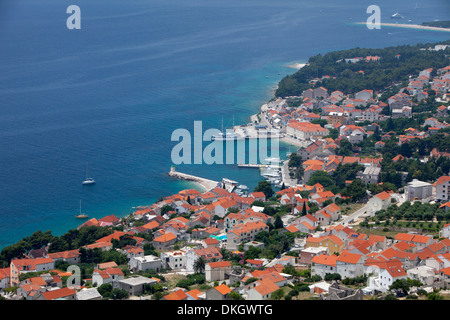 High view de Bol et Harbour, île de Brac, la côte dalmate, en Croatie, en Europe Banque D'Images
