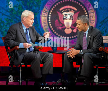 Washington DC, USA. 5 déc, 2013. Le président des États-Unis Barack Obama (R) de bandes une comparution sur MSNBC's 'dur avec Chris Matthews à l'American University de Washington DC, USA, 5 décembre 2013. Photo : Ron Sachs / Piscine via CNP/dpa/Alamy Live News Banque D'Images