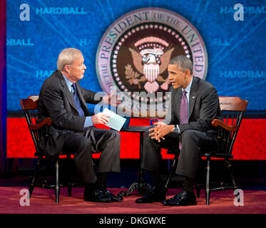 Washington DC, USA. 5 déc, 2013. Le président des États-Unis Barack Obama (R) de bandes une comparution sur MSNBC's 'dur avec Chris Matthews à l'American University de Washington DC, USA, 5 décembre 2013. Photo : Ron Sachs / Piscine via CNP/dpa/Alamy Live News Banque D'Images