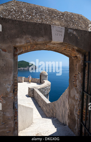 Les murs de la ville et vue sur la mer, la vieille ville, site du patrimoine mondial de l'UNESCO, Dubrovnik, Croatie, la côte dalmate, Europe Banque D'Images