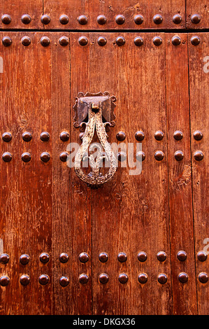 Détail d'une porte en bois et bronze knocker, Islamo-Andalucian art, musée de Marrakech, Marrakech, Maroc, Afrique du Nord, Afrique Banque D'Images