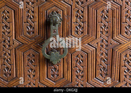 Détail d'une porte en bois sculpté dans le musée de Marrakech, Marrakech, Maroc, Afrique du Nord, Afrique Banque D'Images