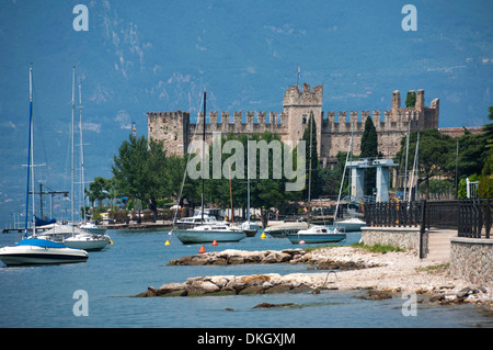 Le Château de Torre del Benaco, Lac de Garde, les lacs italiens, Vénétie, Italie, Europe Banque D'Images