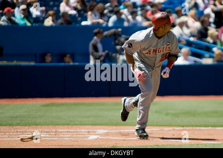 04 juin 2009 - Toronto, Ontario, Canada - 4 juin 2009 : Les Anges Juan Rivera (20) obtient un grand succès lors de la première manche contre les Blue Jays. Les Anges battre les Blue Jays 6-5 joué au Centre Rogers à Toronto, ON. (Crédit Image : © Steve Southcreek Dormer/global/ZUMApress.com) Banque D'Images